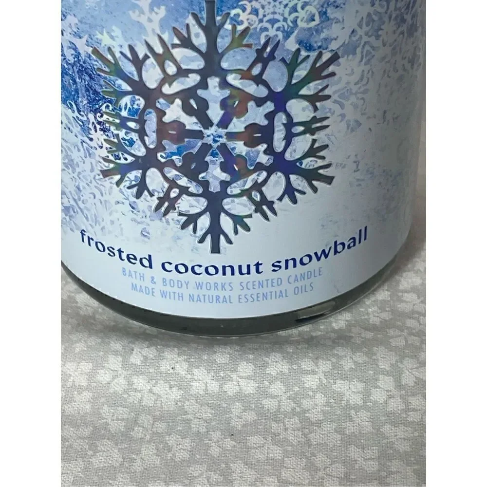 Bath and Body Works Single Wick Candles - FROSTED COCONUT SNOWBALL